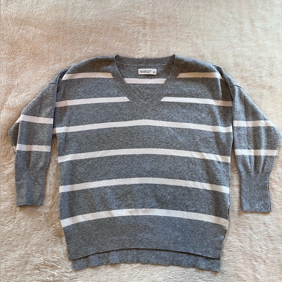 Abercrombie & Fitch Sweaters - Abercrombie & Fitch Gray and Cream Sweater